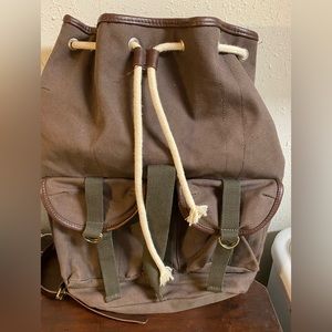 Set backpack and duffle in brown canvas and white ropes.